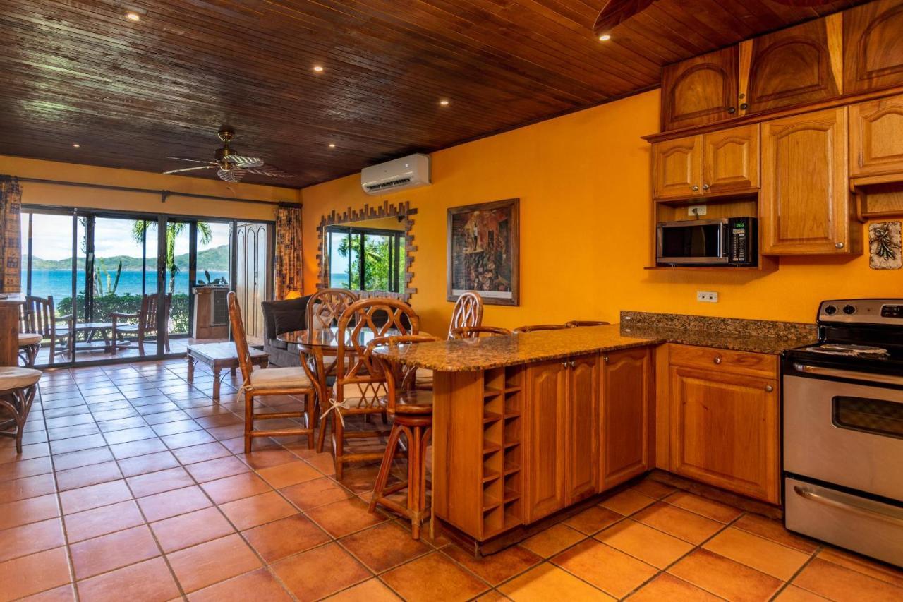 Warm Interiors And Orange Hues On Ground Floor In Front Of Beach ปลายาฟลามิงโก ภายนอก รูปภาพ