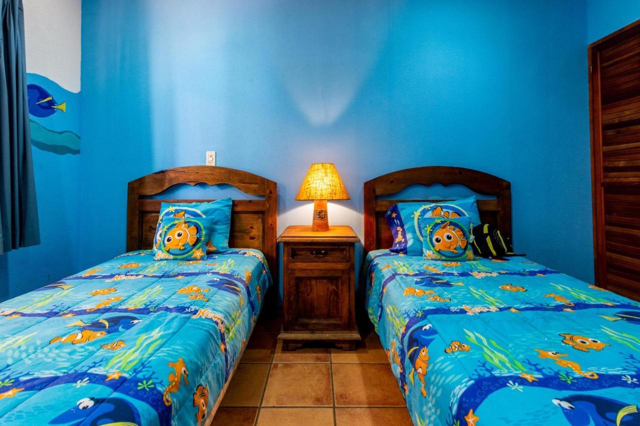 Warm Interiors And Orange Hues On Ground Floor In Front Of Beach ปลายาฟลามิงโก ห้อง รูปภาพ